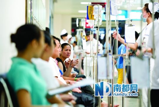 醫(yī)院走道坐滿了打吊針的員工。
