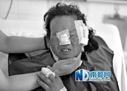 受狼群襲擊受傷較重的村民在接受救治。C FP圖片