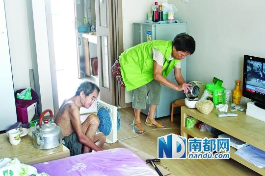 居民徐阿姨去看望何譚送老人，并送去熱湯