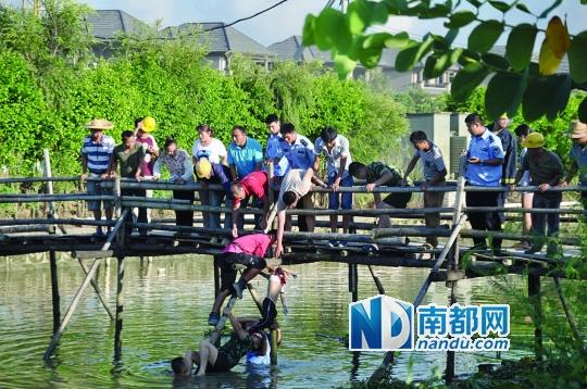 救援人員合力打撈起落水女孩，后經(jīng)醫(yī)護(hù)人員確認(rèn)已經(jīng)死亡。受訪者供圖
