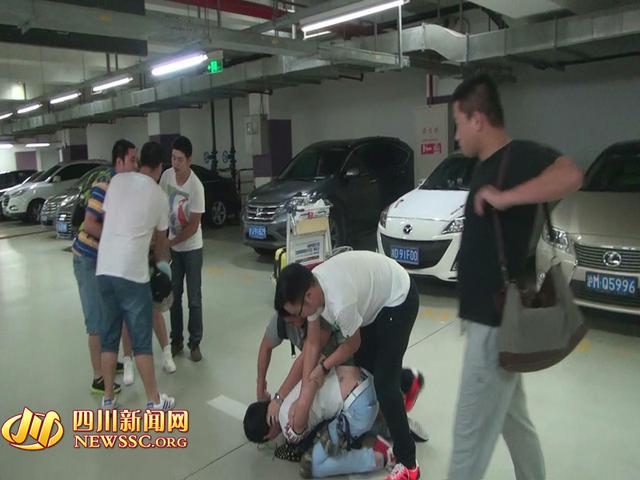 辦案人員在機(jī)場停車場抓獲胡某及其女友（警方視頻截圖）。