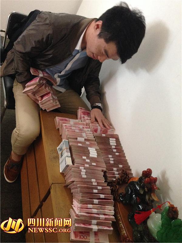 警方在犯罪嫌疑人手機(jī)中發(fā)現(xiàn)的照片，犯罪嫌疑人正在數(shù)騙來的贓款（警方提供）。