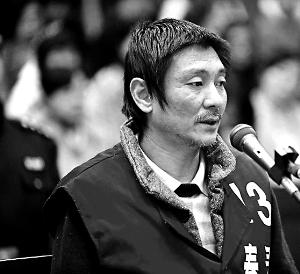 庭審時(shí)，鄭東稱自己想隨女兒一起去，請(qǐng)求法院判他死刑立即執(zhí)行