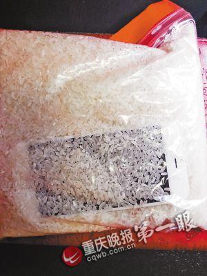 落水后，把手機放進大米里吸水