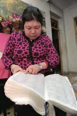 背單詞，是很多學(xué)生學(xué)習(xí)英語時(shí)最頭疼的事兒，而西安51歲大學(xué)英語老師李艷芝在兩年內(nèi)背完《英漢大詞典》22萬個(gè)英語詞匯，學(xué)生稱贊其為一本活的《英漢大詞典》；兒子自小患有自閉癥，生活不能自理，20年前又與丈夫離婚，面對(duì)生活的不幸，她秉承“你必須一直向前”的信念。