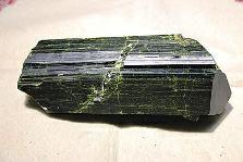 近日，商南縣奇石愛好者潘某在青山鎮(zhèn)鐵礦開采區(qū)發(fā)現(xiàn)一塊疑似綠簾石，有待相關(guān)專家和權(quán)威機(jī)構(gòu)認(rèn)定。