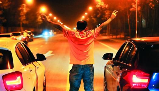 2013年8月25日凌晨，北京，在東壩大街路口進(jìn)行的一場(chǎng)飆車。