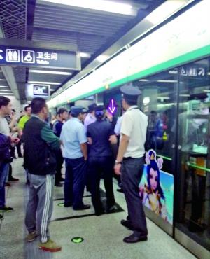 醉酒男不滿(mǎn)地鐵賣(mài)唱行為 扒車(chē)門(mén)攔停地鐵被帶走