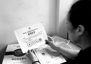 思念小寶的時(shí)候，李女士就一遍遍整理孩子留在家里的物品。