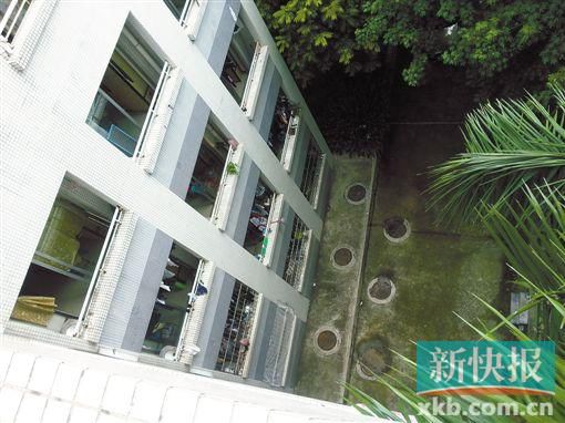 據(jù)目擊者稱,當(dāng)時(shí)墜樓者躺在右排中、下兩個(gè)井蓋中間附近。