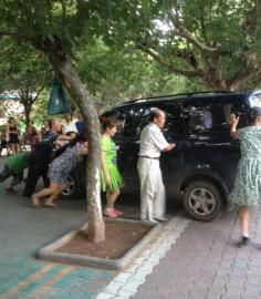 今年夏天壩壩舞成員將一輛小車(chē)推向公路。（圖據(jù)網(wǎng)絡(luò)）