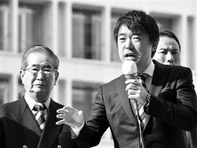 29日，日本著名極右翼分子石原慎太郎（左）和新生代右翼政客橋下徹在東京街頭演講拉票。