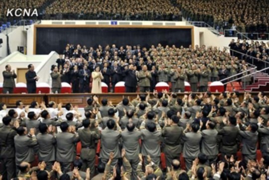朝中社報道，朝鮮最高領(lǐng)導(dǎo)人金正恩10月29日攜夫人李雪主出席并觀看了紀(jì)念金日成軍事綜合大學(xué)建校60周年牡丹峰樂團演出。圖片來源：朝中社