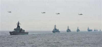 2012年10月14日，日本海上自衛(wèi)隊舉行閱艦式。2013年，日本自衛(wèi)隊時隔11年首增防衛(wèi)預(yù)算。資料圖片
