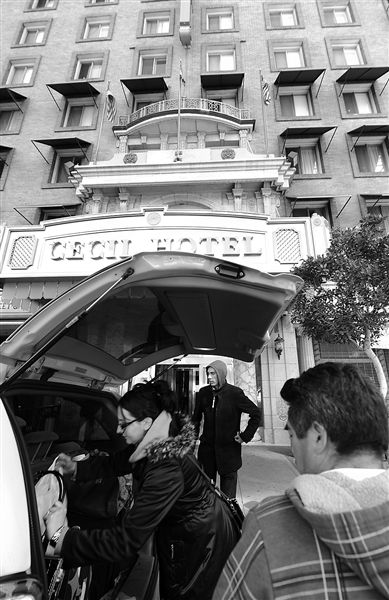 20日，美國洛杉磯，塞西爾酒店房客薩拜娜乘出租車離開酒店。由于擔心水質(zhì)受到污染，目前已有27戶房客離開塞西爾酒店。