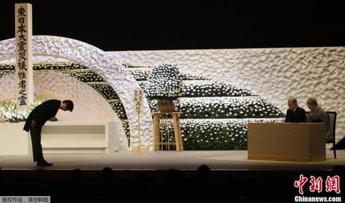 “3·11”東日本大地震兩周年紀(jì)念追悼儀式在東京舉行，日本明仁天皇與皇后、首相安倍晉三出席