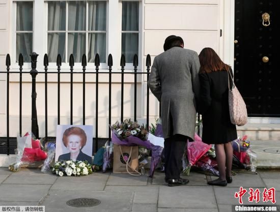 當?shù)貢r間2013年4月8日，英國倫敦，民眾在英國前首相撒切爾夫人位于倫敦的住所前進行悼念活動。