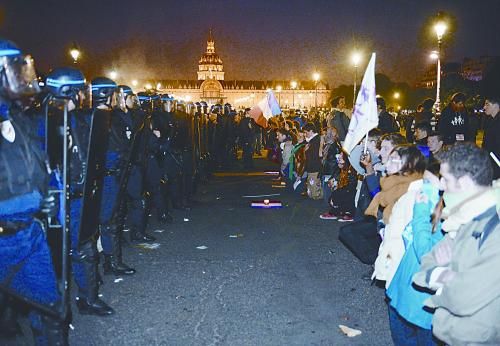 26日，法國反同性戀者與警察形成對峙之勢。