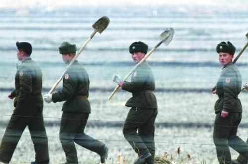 朝軍士兵前往田地支援地方建設(shè)。