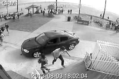 監(jiān)控錄像截屏圖：3日，美國洛杉磯市，一輛汽車沖進(jìn)威尼斯海灘棧道上的人群。圖/東方IC