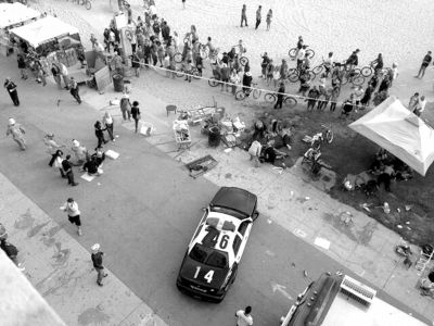 3日，美國洛杉磯，威尼斯海灘上血跡斑斑，警方正在調(diào)查。圖/東方IC