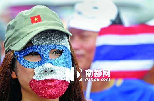 4日，一名泰國反政府人士頭戴面具在首都曼谷參加集會(huì)。