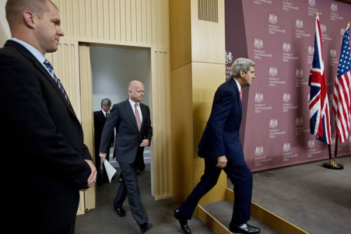 資料圖：美國國務(wù)卿約翰·克里與英國外交大臣威廉·黑格在倫敦。