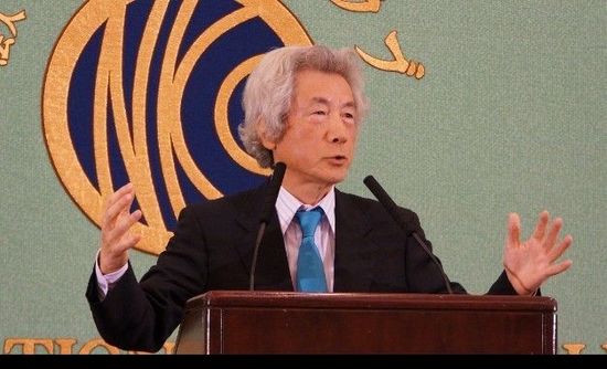 日本前首相小泉純一郎11月12日發(fā)表演說(shuō)，支持安倍晉三對(duì)中國(guó)強(qiáng)硬，并鼓動(dòng)其參拜靖國(guó)神社。