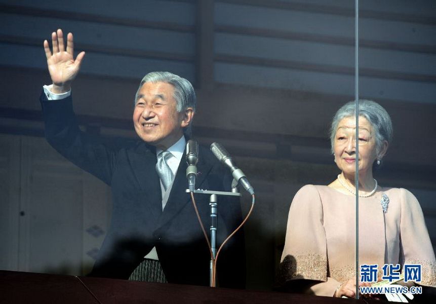 當(dāng)?shù)貢r間12月23日，在位于日本東京的皇宮，日本明仁天皇向民眾致意。
