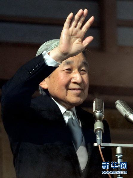 當(dāng)?shù)貢r間12月23日，在位于日本東京的皇宮，日本明仁天皇向民眾致意。