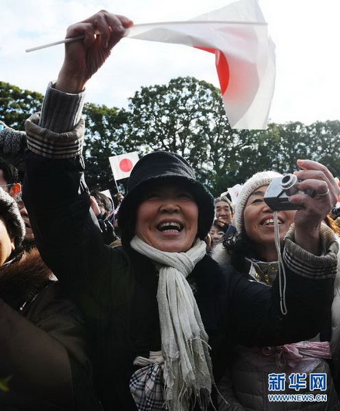 當(dāng)?shù)貢r間12月23日，在位于日本東京的皇宮，民眾向明仁天皇祝賀生日。