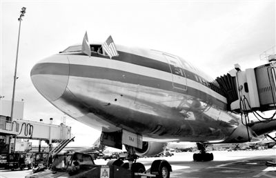 2011年4月5日，美國(guó)航空公司為洛杉磯至上海首條直飛航線的開(kāi)通舉行剪彩儀式。目前，美國(guó)航空、美國(guó)聯(lián)合航空和達(dá)美航空已經(jīng)向中國(guó)提交了飛行計(jì)劃。