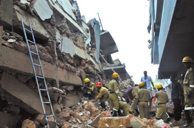 4日，印度卡納科納，救援人員正在搜尋被掩埋的幸存者和遇難者遺體。圖/東方IC