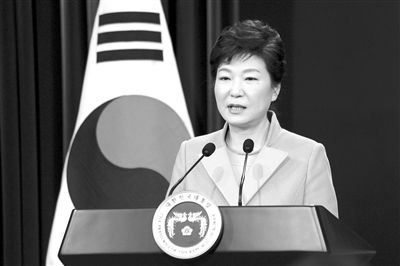 1月6日，韓國(guó)總統(tǒng)樸槿惠在首爾總統(tǒng)府青瓦臺(tái)舉行的新年記者會(huì)上發(fā)言。新華社發(fā)