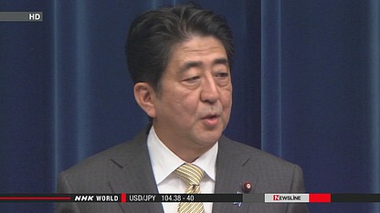 日本首相安倍晉三出發(fā)前往瑞士前接受記者采訪。