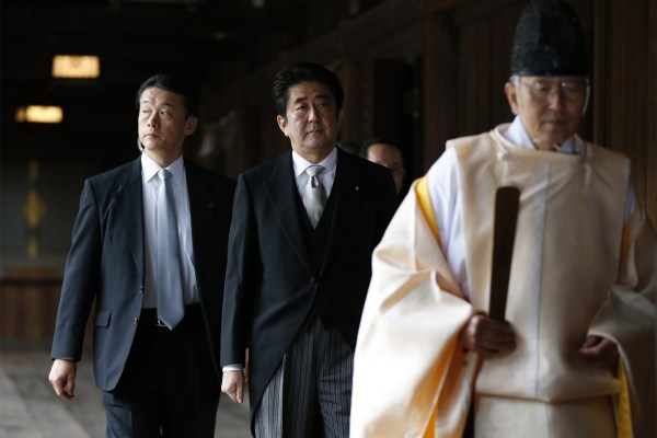 當(dāng)?shù)貢r間2013年12月26日，日本東京，日本首相安倍晉三抵達(dá)靖國神社。