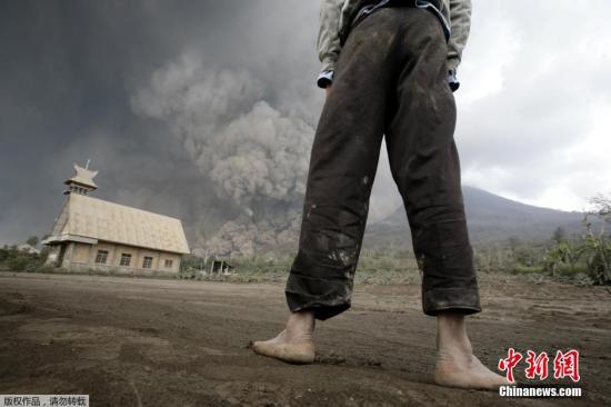 當(dāng)?shù)貢r間2月1日，印尼錫納朋火山持續(xù)噴發(fā)。