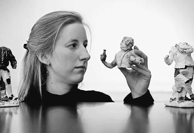 在英國(guó)倫敦，拍賣(mài)行員工展示邁森瓷器。