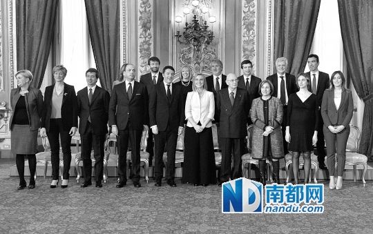 2月22日，在意大利羅馬總統(tǒng)府，新任總理馬泰奧·倫齊(前左五)與總統(tǒng)納波利塔諾(前右四)及新內(nèi)閣成員
