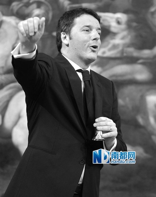 2月22日，在意大利羅馬總理府，新任總理馬泰奧·倫齊搖鈴象征正式行使總理權(quán)力。