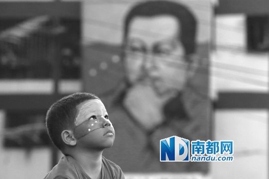 3月5日，一名委內(nèi)瑞拉兒童仰望天空，他身后是查韋斯的陵墓。