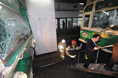 5月2日，韓國(guó)首爾，首爾2號(hào)線地鐵去往蠶室方向的一趟列車在上往十里站撞上了一趟停靠在站內(nèi)的列車。