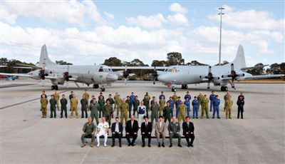 4月29日，參與搜尋馬航失聯(lián)客機(jī)的多國(guó)軍人和軍機(jī)在珀斯皮爾斯空軍基地合影。5月1日，馬航宣布搜尋進(jìn)入新階段，重點(diǎn)將借助不同技術(shù)擴(kuò)大海底搜尋。