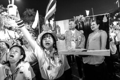 5日，泰國巴蜀府海濱度假勝地華欣，數(shù)萬民眾身穿國王的代表色“黃色”T恤，自發(fā)上街，口喊“國王萬歲”的口號。