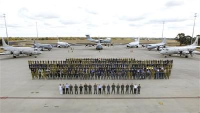 4月29日，澳大利亞珀斯，馬航MH370空中搜索正式結(jié)束，參與搜索的多國部隊在離開前留影紀念。