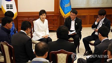 16日下午，樸槿惠接見(jiàn)“世越”號(hào)客輪遇難者家屬，并在家屬面前親自道歉。（韓聯(lián)社）