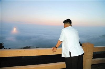 　朝鮮最高領(lǐng)導(dǎo)人金正恩正在觀看導(dǎo)彈發(fā)射。