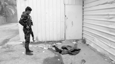 7月13日，伊拉克巴格達(dá)，警察在發(fā)生槍殺案的現(xiàn)場勘察。