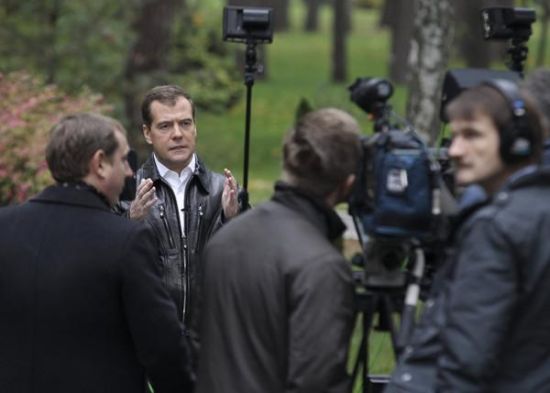 俄羅斯總理梅德韋杰夫拍攝反對(duì)吸煙的公益宣傳片 俄羅斯總理梅德韋杰夫拍攝反對(duì)吸煙的公益宣傳片