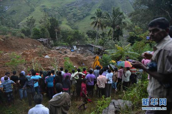 這張10月29日拍攝的照片顯示斯里蘭卡中部山體滑坡中幸存村民們正在被疏散。